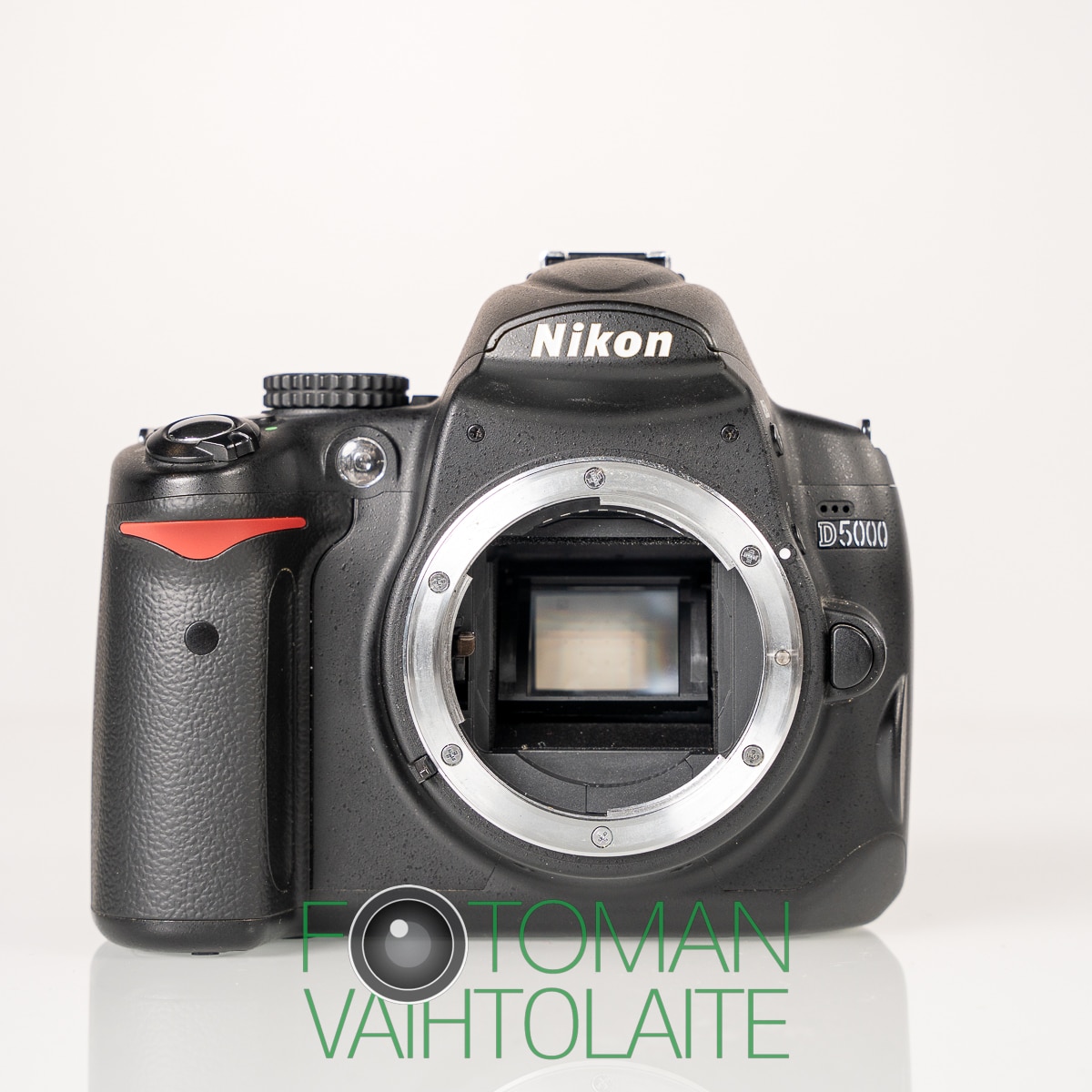 MYYTY Käytetty Nikon D5000 runko + AF-S 18-55mm DX VR Kit