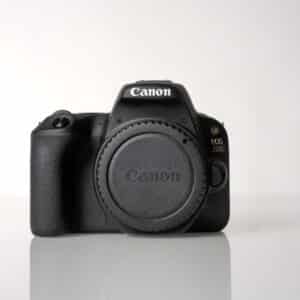 Käytetty Canon eos 200D runko