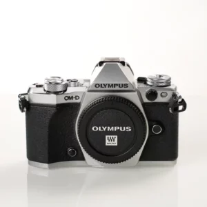 Käytetty Olympus OM-D E-M 5II runko edestä