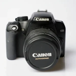 Käytetty Canon EOS 1000D (SC: alle 8k) & Canon EF-S 18-55mm f/3.5-5.6 IS