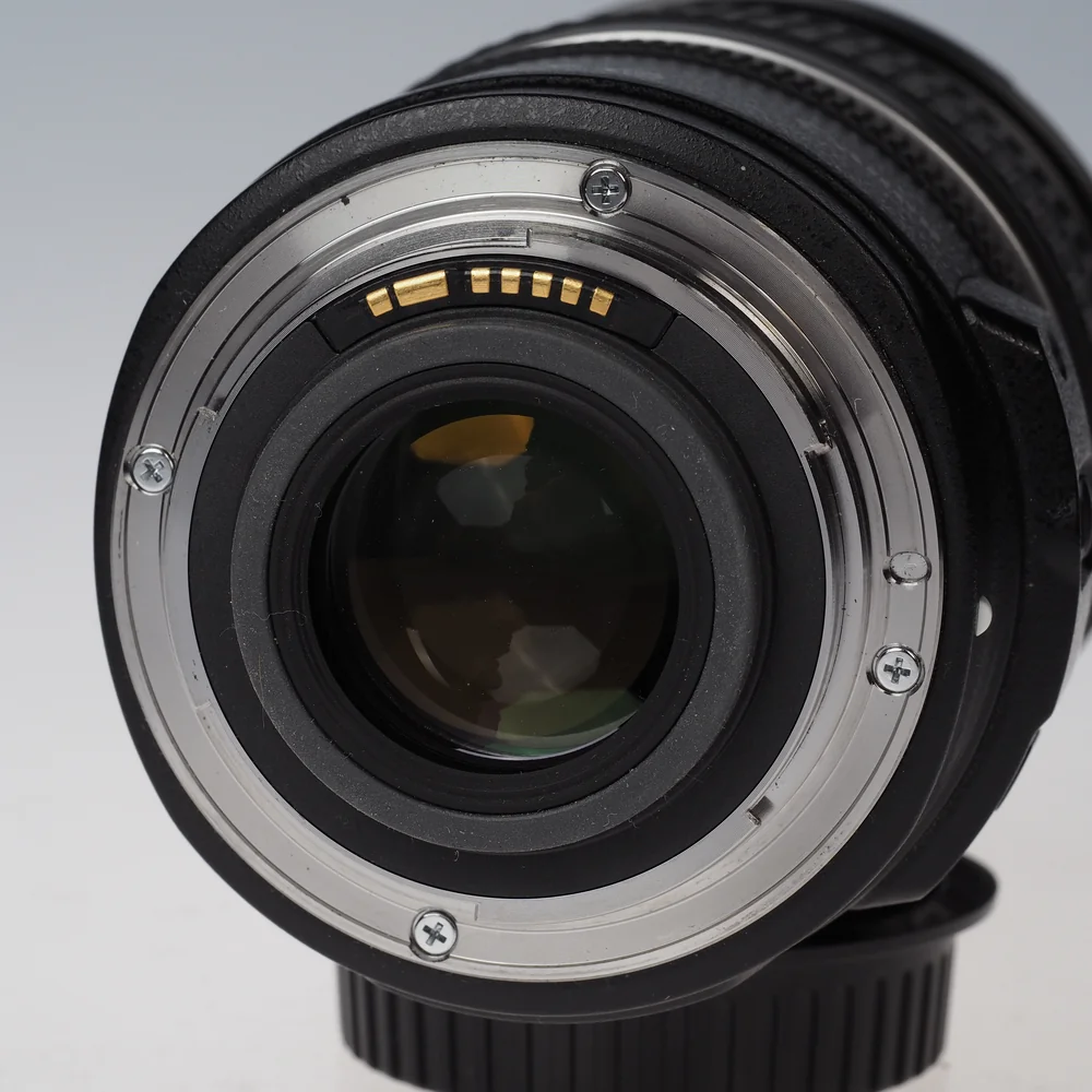 Käytetty Canon EF-S 17-55mm f/2.8 IS USM -objektiivi