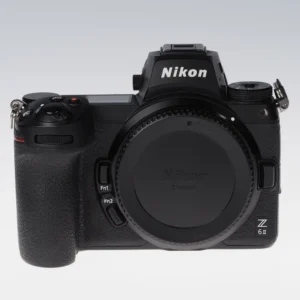 Nikon Z6 II -järjestelmäkamera edestä kuvattuna, runkosuoja paikallaan Z-bajonetissa