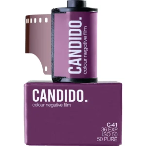 Candido 50 Colour 135 Film 36 Exp -filmirulla violetissa pakkauksessa ja purppuranvärinen filmikasetti sen päällä
