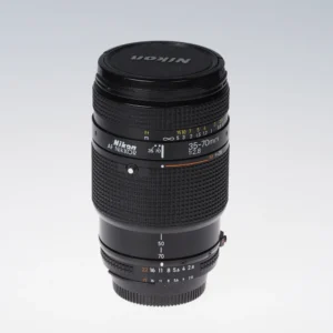 Uutuudet 11 Nikon AF Nikkor 35-70mm f2.8 -objektiivi mustana, edestä kuvattuna Nikon-linssinsuojus kiinnitettynä