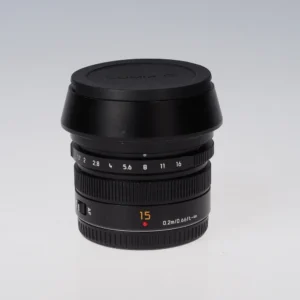 Uutuudet 10 Panasonic Leica DG Summilux 15mm f1.7 ASPH. objektiivi mustana, vastavalosuoja ja etusuojus kiinnitettynä