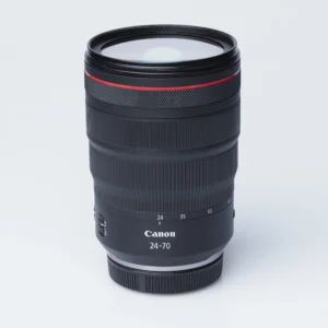 Canon RF 24-70mm f2.8 IS L USM -objektiivi edestä, näkyvissä etulinssi ja punainen L-sarjan rengas