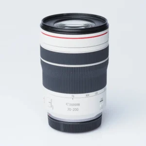 Canon RF 70-200mm F4 L IS USM -objektiivi valkoisella rungolla ja punaisella tunnusrenkaalla, kuvattuna edestä viistosti