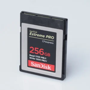 SanDisk Extreme PRO CFexpress 256GB muistikortti mustassa rungossa, etiketti näkyvissä