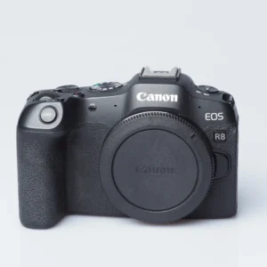 Canon EOS R8 -järjestelmäkamera edestä kuvattuna, runkotulppa paikallaan