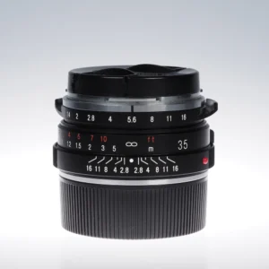 Voigtländer 35mm f1.4 Nokton Classic Leica M -objektiivi edestä, näkyvissä aukko- ja etäisyysasteikot