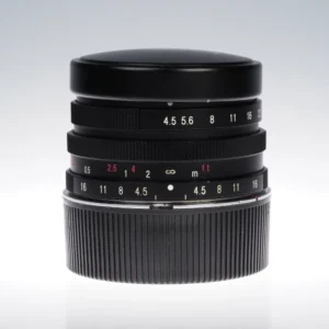 Voigtländer Super Wide-Heliar 15mm f4.5 ASPH. m39-objektiivi edestä, musta runko ja objektiivinsuoja