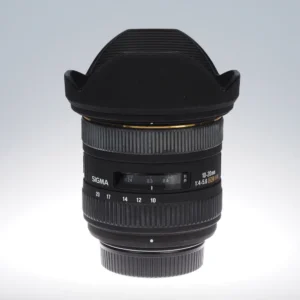 Sigma EX 10-20mm f4-5.6 DC HSM Nikon F -objektiivi vastavalosuoja kiinnitettynä, kuvattuna edestä