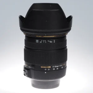 Sigma DC 17-50mm f2.8 OS EX HSM Nikon F -objektiivi mustana vastavalosuoja kiinnitettynä