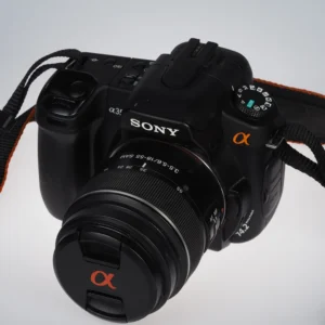 Sony Alpha 350 -järjestelmäkamera mustana, kiinnitettynä DT 18-55mm f3.5-5.6 SAM -objektiivi ja kaulahihna