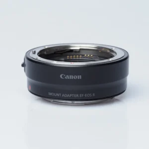 Canon EF – RF adapteri edestä kuvattuna, näkyvissä bajonettikiinnitys ja sähkökontaktit