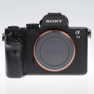 Sony A7 II runko edestä kuvattuna, objektiivin runkotulppa paikallaan ja E-mount-bajonetti näkyvissä