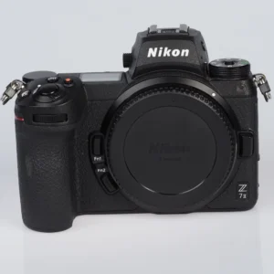 Nikon Z7 II -järjestelmäkamera edestä kuvattuna, runkosuoja paikallaan ja kaulahihnan kiinnikkeet näkyvissä