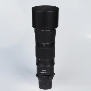 Nikon Nikkor Z 180-600mm f5.6-6.3 VR -objektiivi vastavalosuoja kiinnitettynä, kuvattuna pystyasennossa